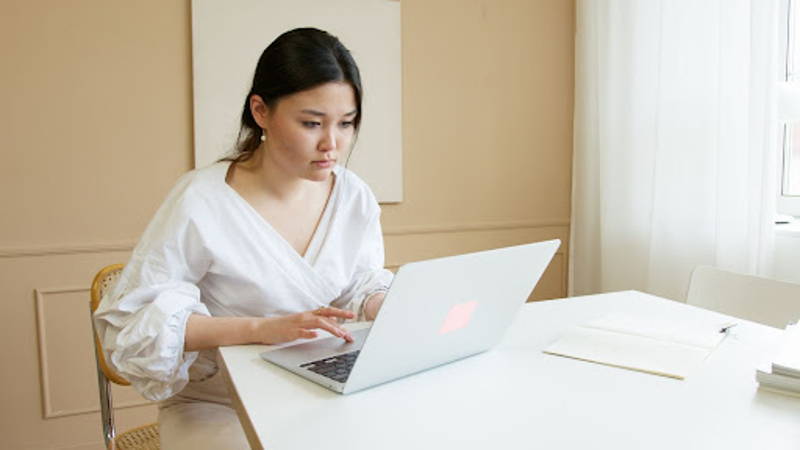 woman on computer looking for a good job